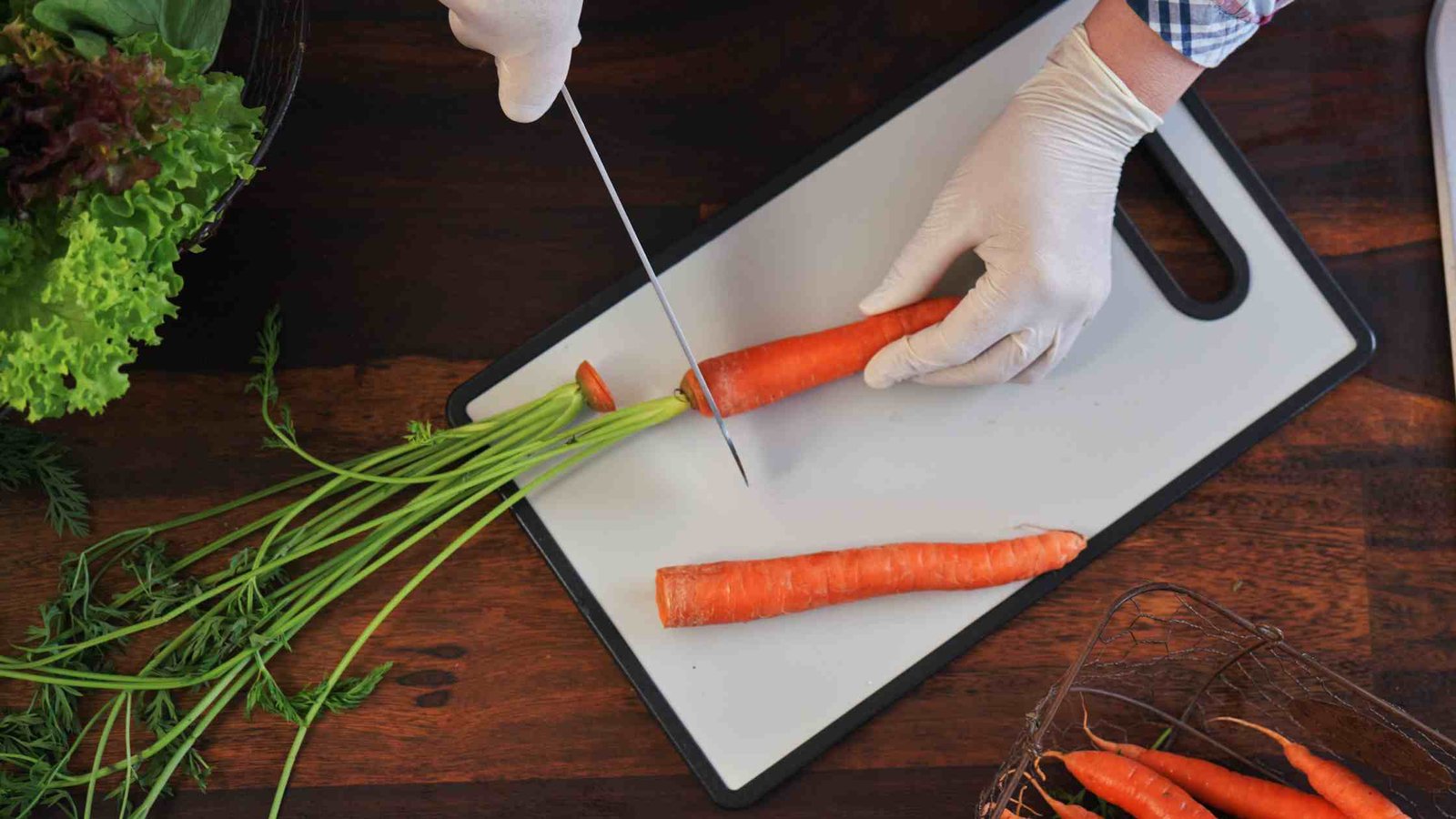 Plastic cutting board